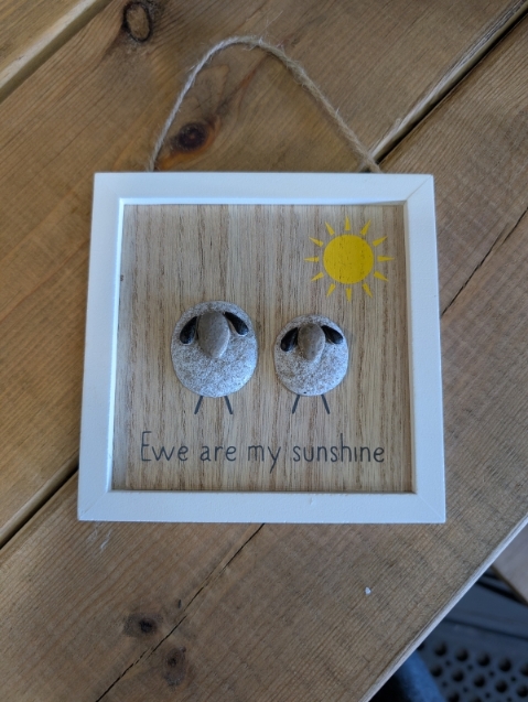Pebble art hanger Ewe