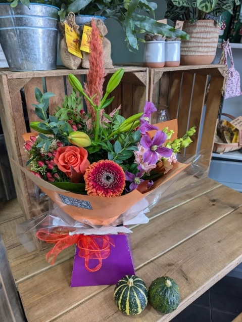 Hettie A beautiful collection of warm Autumn Flowers